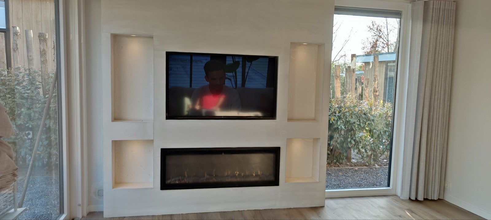 Cinewall, koof, tv kast , sfeerhaard. Dicoratie. Media-wall