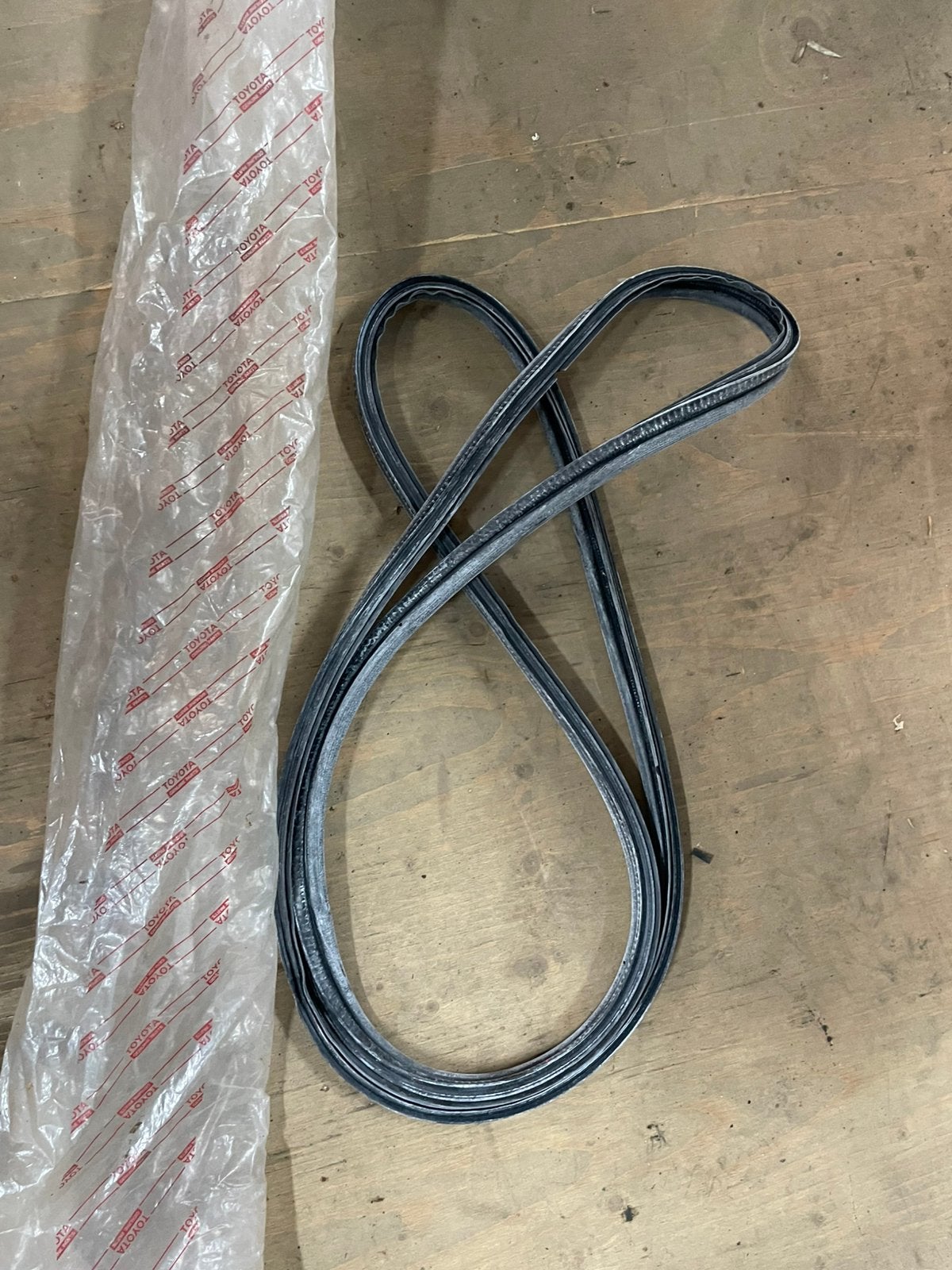Toyota corolla ke70 sedan kofferbak rubber 64461-12100 nieuw, Ophalen of Verzenden