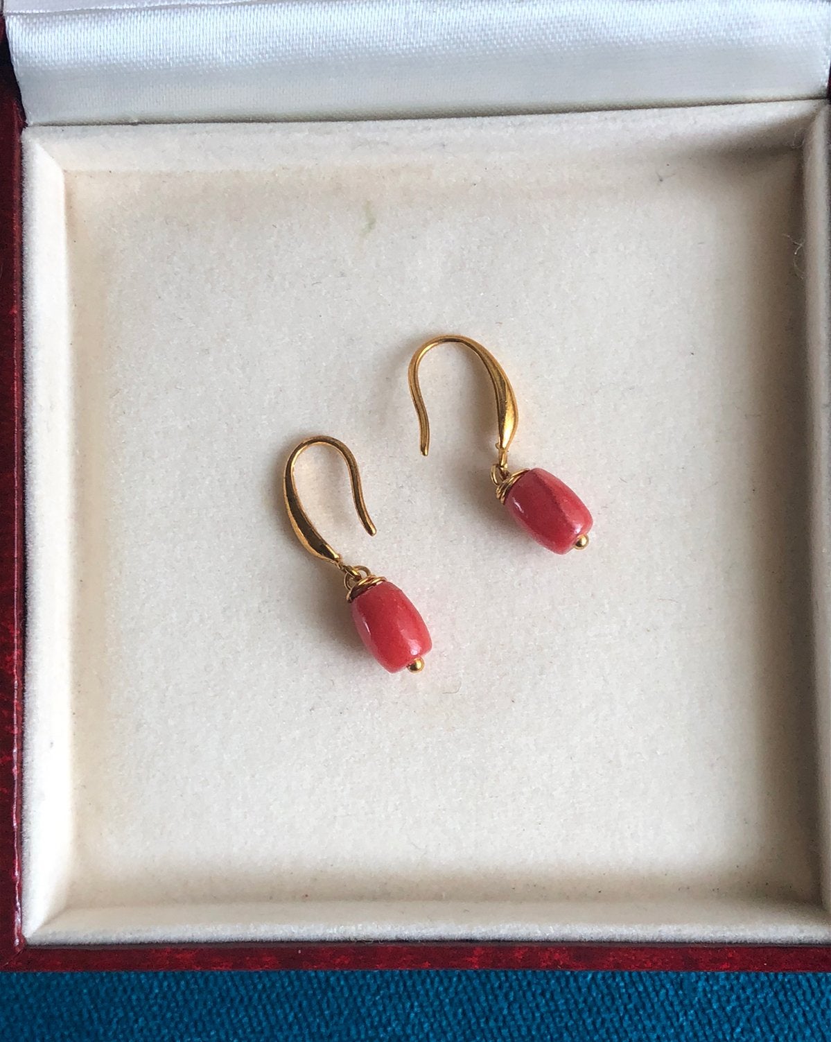 Oorbellen Koraal Goud Kleurige Hangertjes Vintage, Overige materialen, Hangers, Ophalen of Verzenden, Zo goed als nieuw
