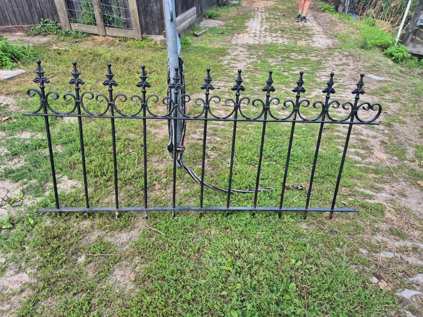 Antiek gietijzeren hekwerk - sierlijk en robuust, Tuin en Terras, Tuinhekken en Hekwerk, Ophalen of Verzenden, Gebruikt, IJzer