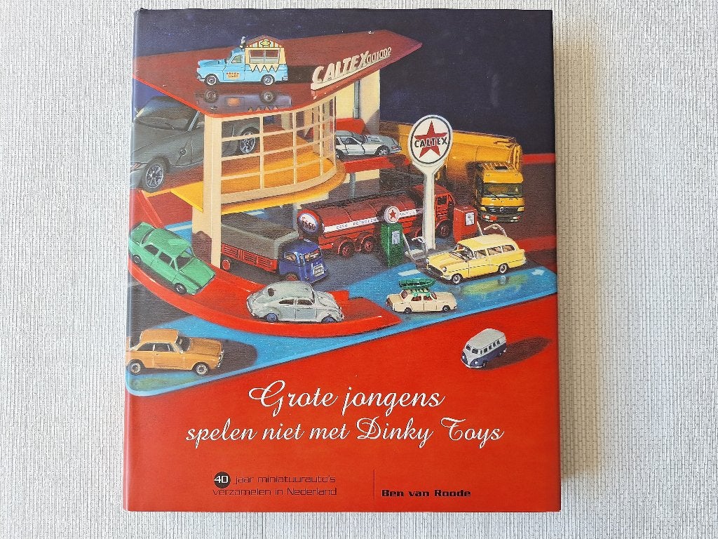 Boek, Grote jongens spelen niet met Dinky Toys, Ophalen of Verzenden, Nieuw, Overige onderwerpen