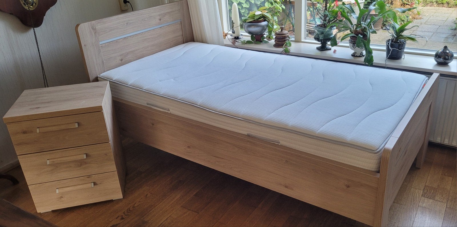 Elektrisch senior bed met matras - Zo goed als nieuw, Ophalen, Verstelbaar, 90 cm, Eenpersoons