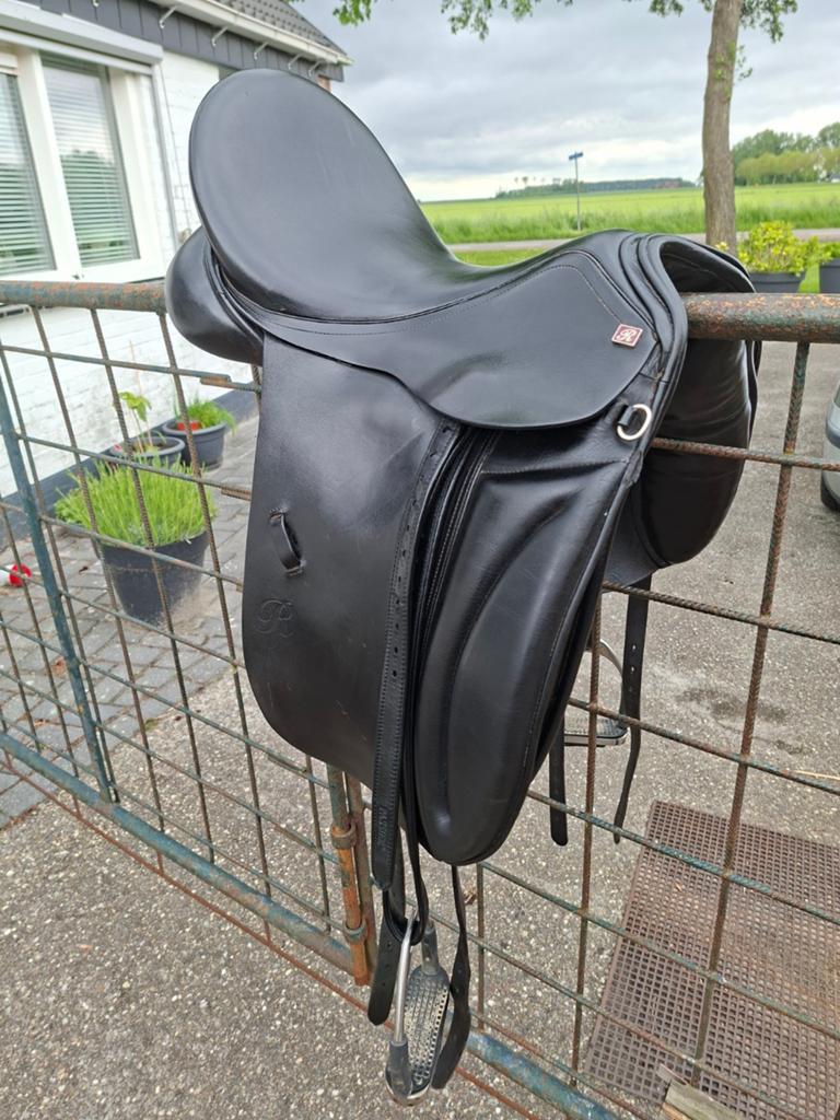 Nette rossner 17,5 inch dressuur zadel, Dieren en Toebehoren, Paarden en Pony's | Zadels, Ophalen of Verzenden, Dressuur
