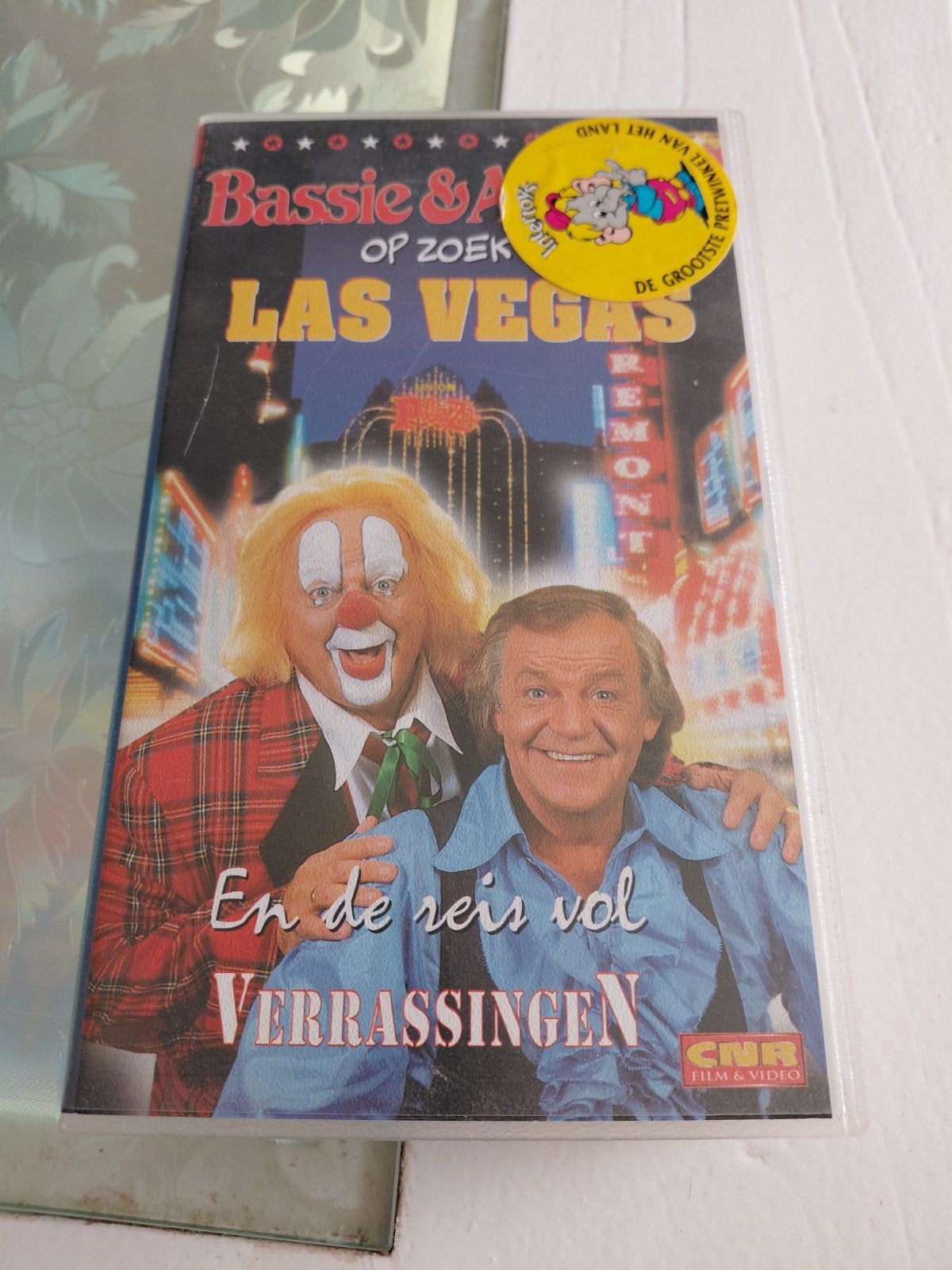 Bassie en Adriaan op zoek Las Vegas vhs. Intertoys sticker., Cd's en Dvd's, Ophalen of Verzenden, Gebruikt, Kinderprogramma of -film