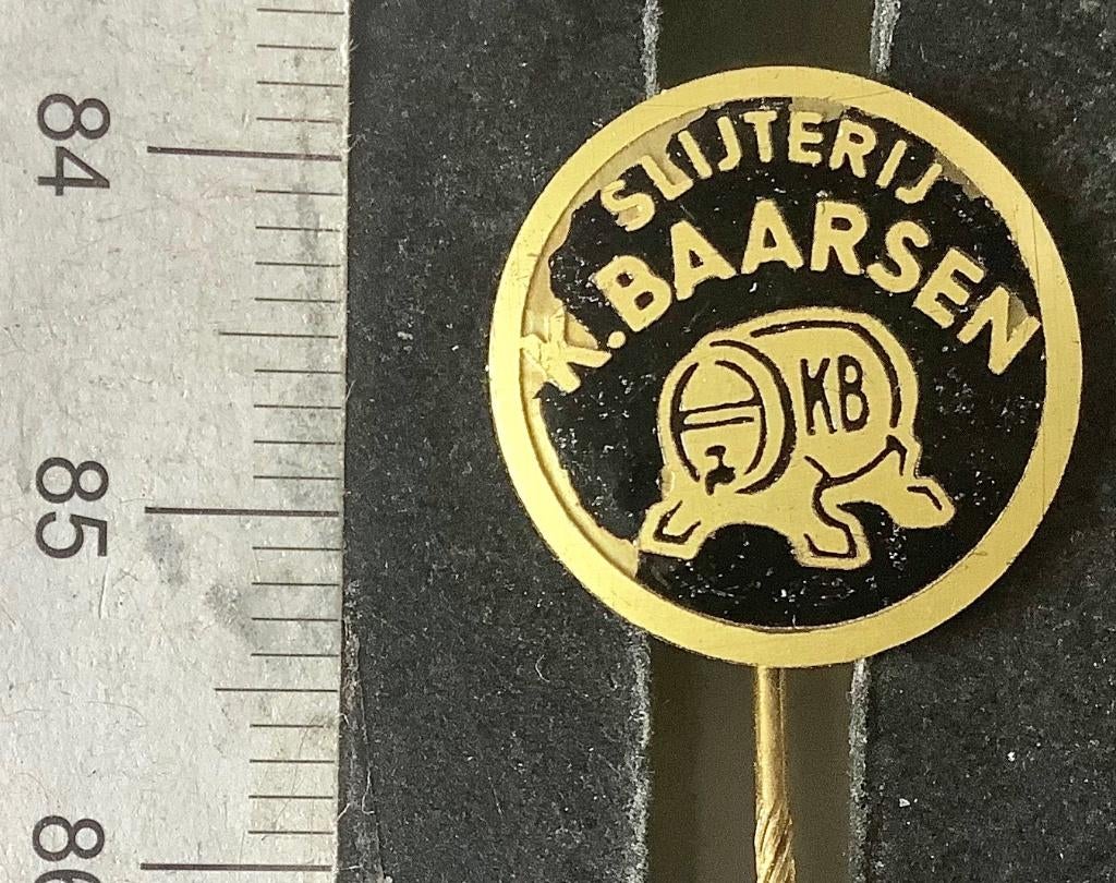 speld, Aalsmeer, slijterij K. Baarsen (P1, Verzamelen, Speldjes, Pins en Buttons, Verzenden, Gebruikt, Overige onderwerpen, Speldje of Pin