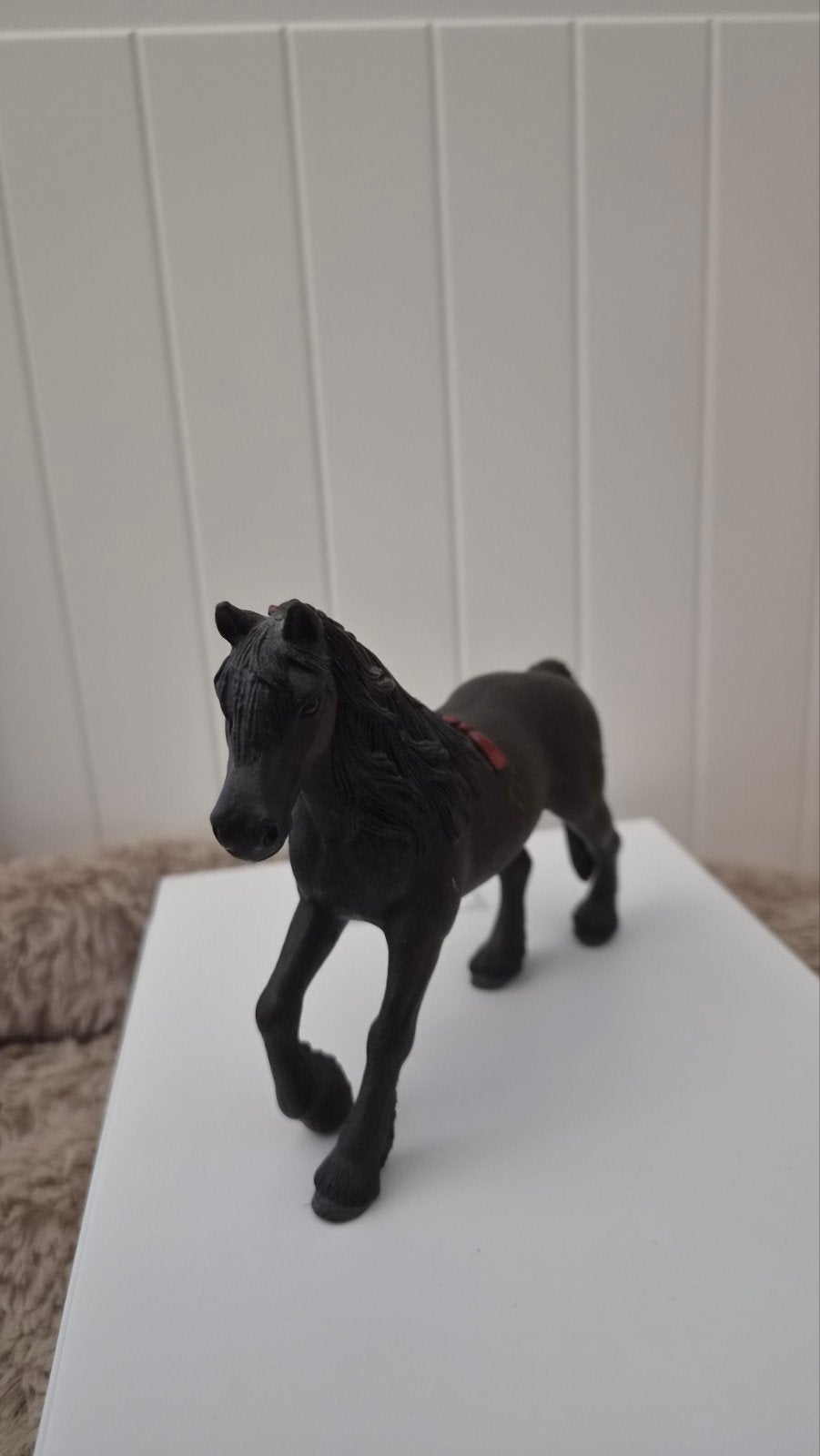 Schleich Friese Merrie Paard - Zwart met Rode Vlechten, Ophalen of Verzenden, Gebruikt