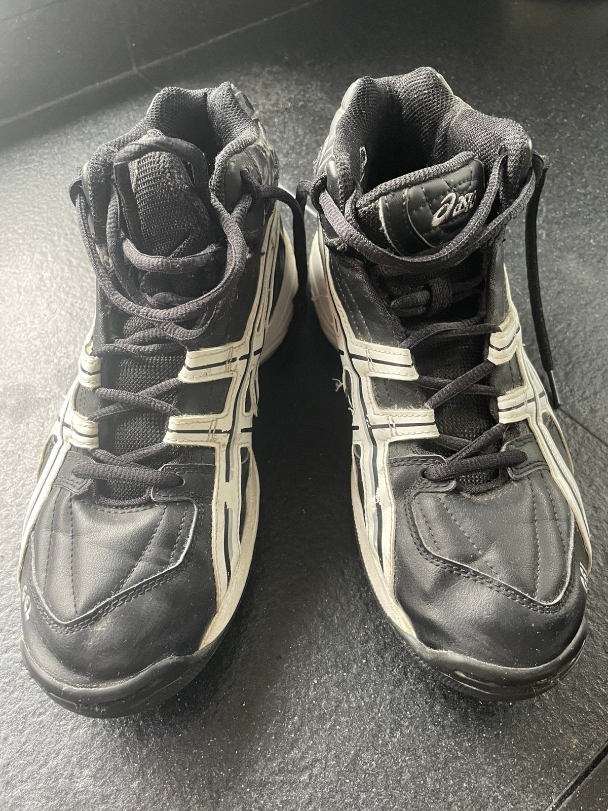 Kunstgras korfbalschoen. Maat 40. Asics. Zwart, Sport en Fitness, Korfbal, Ophalen of Verzenden, Zo goed als nieuw, Schoenen