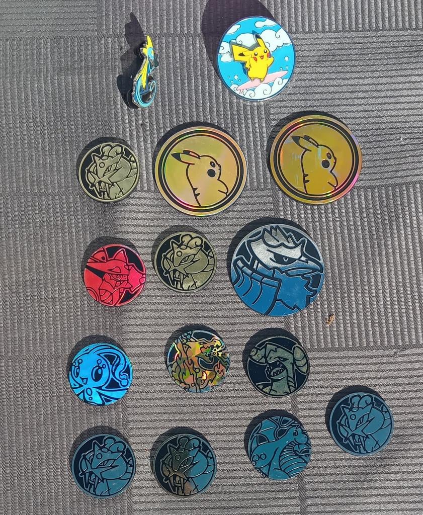 Pokemon coins met 5 grote kaarten, Ophalen of Verzenden, Zo goed als nieuw, Meerdere kaarten