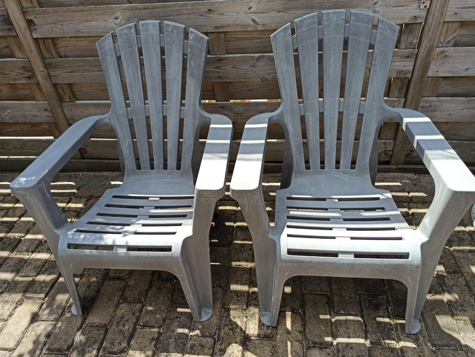 2x Tuinstoelen Grijs Kunststof Adirondack Stijl, Ophalen, Gebruikt, Kunststof