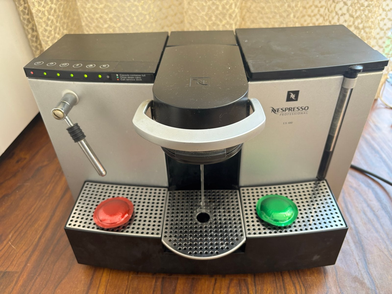 Nespresso Professional ES 100 Koffiemachine, Stoompijpje, Koffiepads en cups, Gebruikt, 10 kopjes of meer