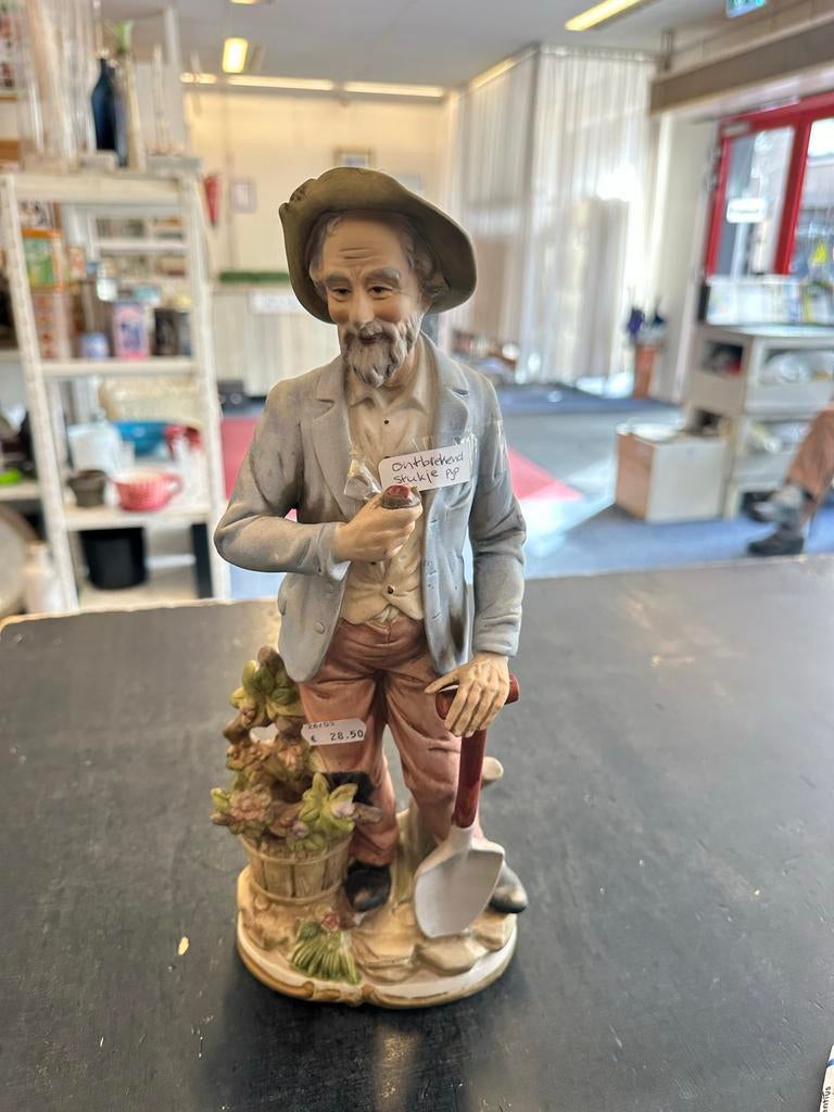 Decoratieve beeldje van oude man met schop, Ophalen of Verzenden