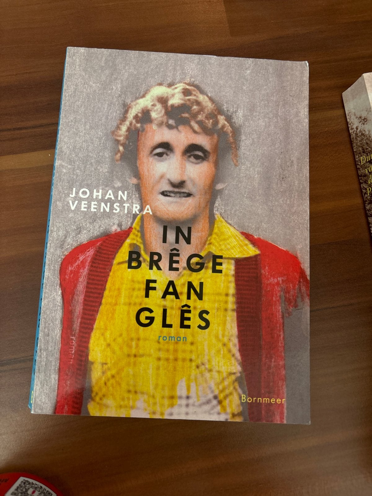 Johan Veenstra - In Brêge Fan Glês (Roman), Ophalen of Verzenden, Gelezen, Nederland