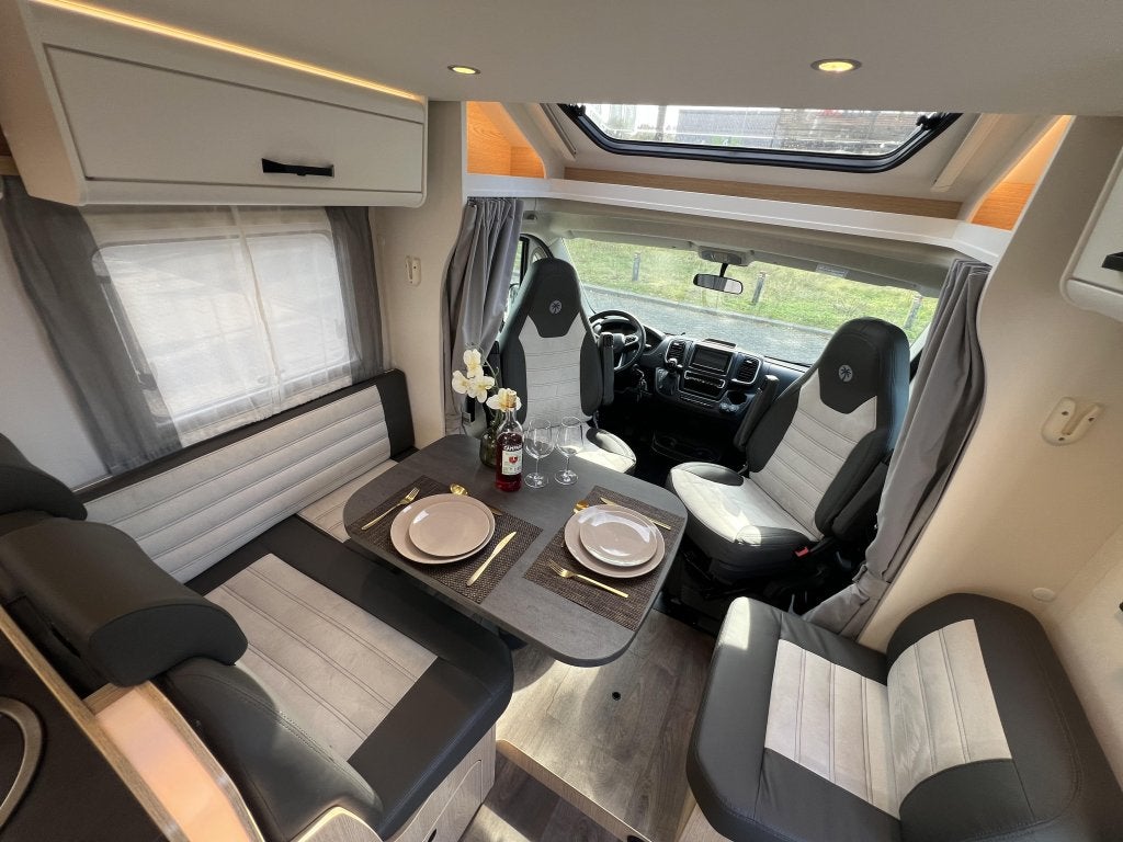 Foto 2 van Sunlight T68 Adventure Edition 9T AUT ENKELE BEDDEN+HEFBED
