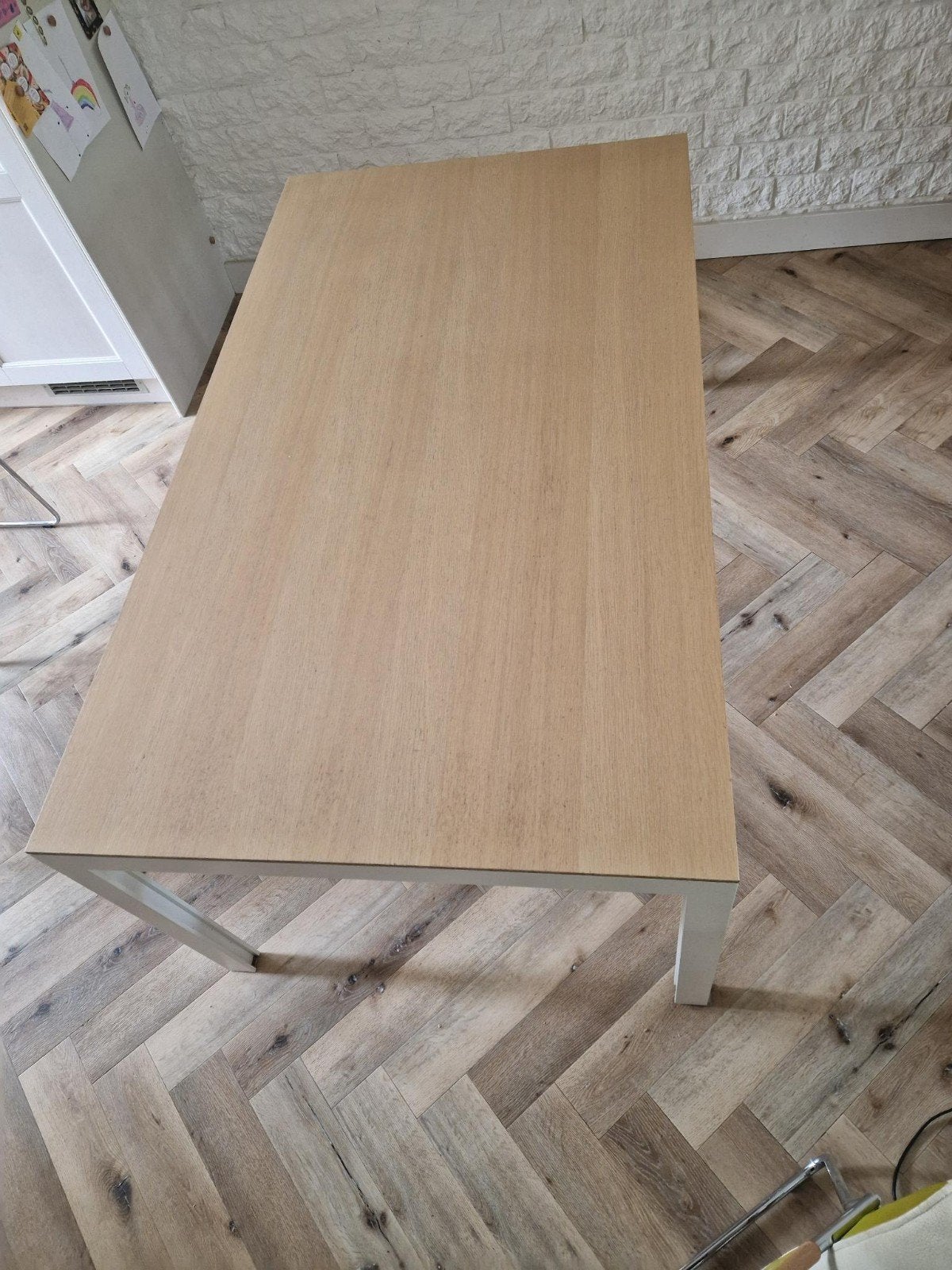 Leolux Eettafel: Licht Houtfineer & Wit Metaal (180x100cm), Huis en Inrichting, Tafels | Eettafels, Ophalen of Verzenden