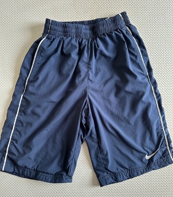Korte broek (sportbroek)  Nike, , maat 128 / 140 zgan (N595), Kinderen en Baby's, Kinderkleding | Maat 134, Broek, Ophalen of Verzenden