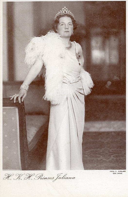 4 ANSICHTKAARTEN KONINGIN JULIANA 1980 (DR180), Verzamelen, Koninklijk Huis en Royalty, Verzenden, Gebruikt, Nederland, Kaart, Foto of Prent