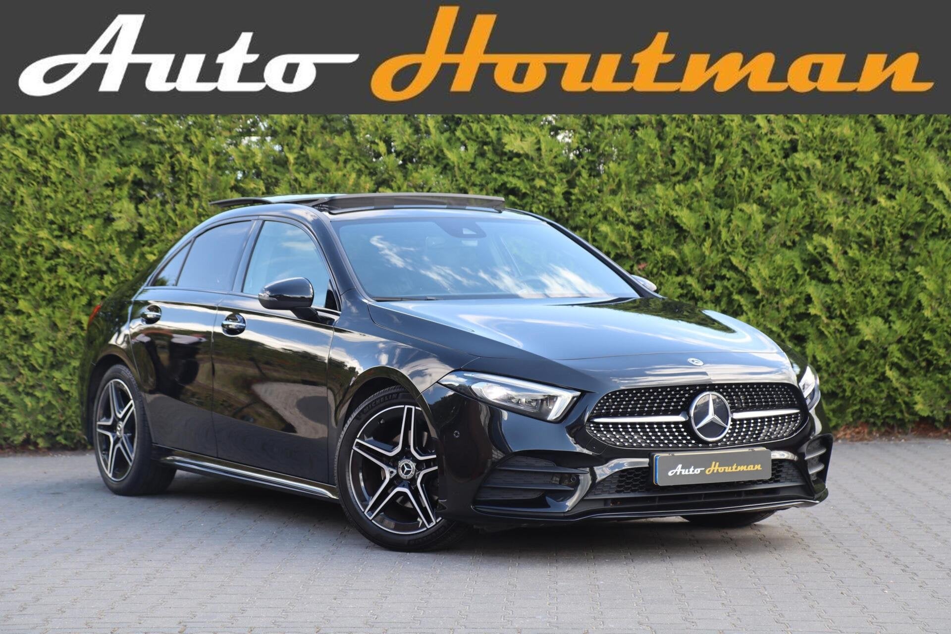MERCEDES-BENZ A 180 SEDAN AMG LINE  | ACC  | PA, Auto's, Dealer onderhouden, Euro 6, 4 cilinders, Zwart