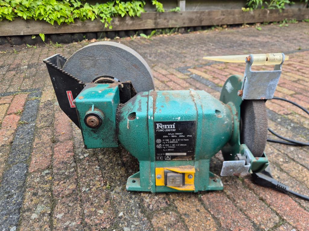 Ferm FSMC-200/150 slijpmachine, Ophalen, Gebruikt, Minder dan 700 watt, Werkbankslijpmachine