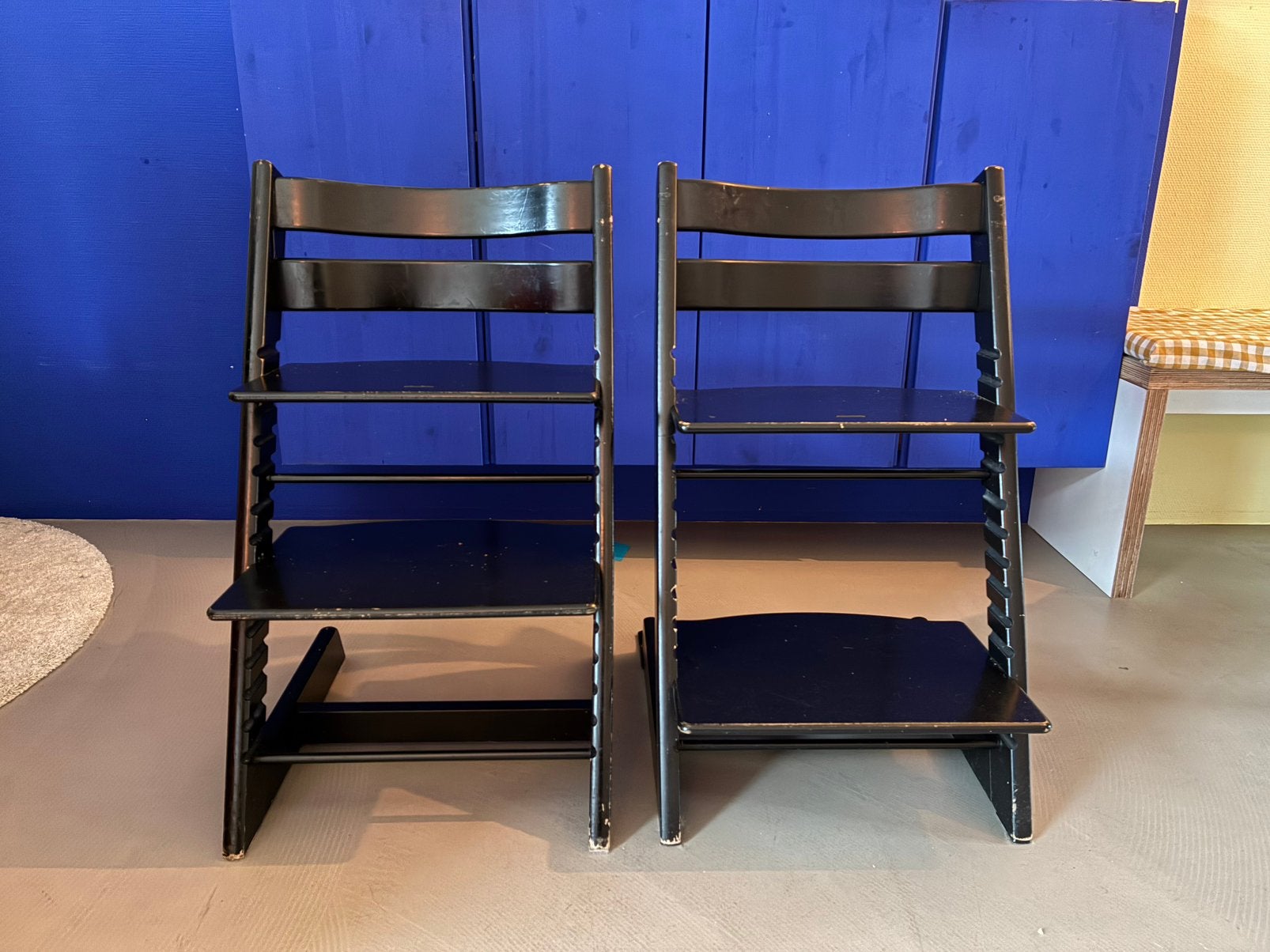 Twee zwarte Tripp Trapp stoelen, Ophalen, Gebruikt, Meegroeistoel