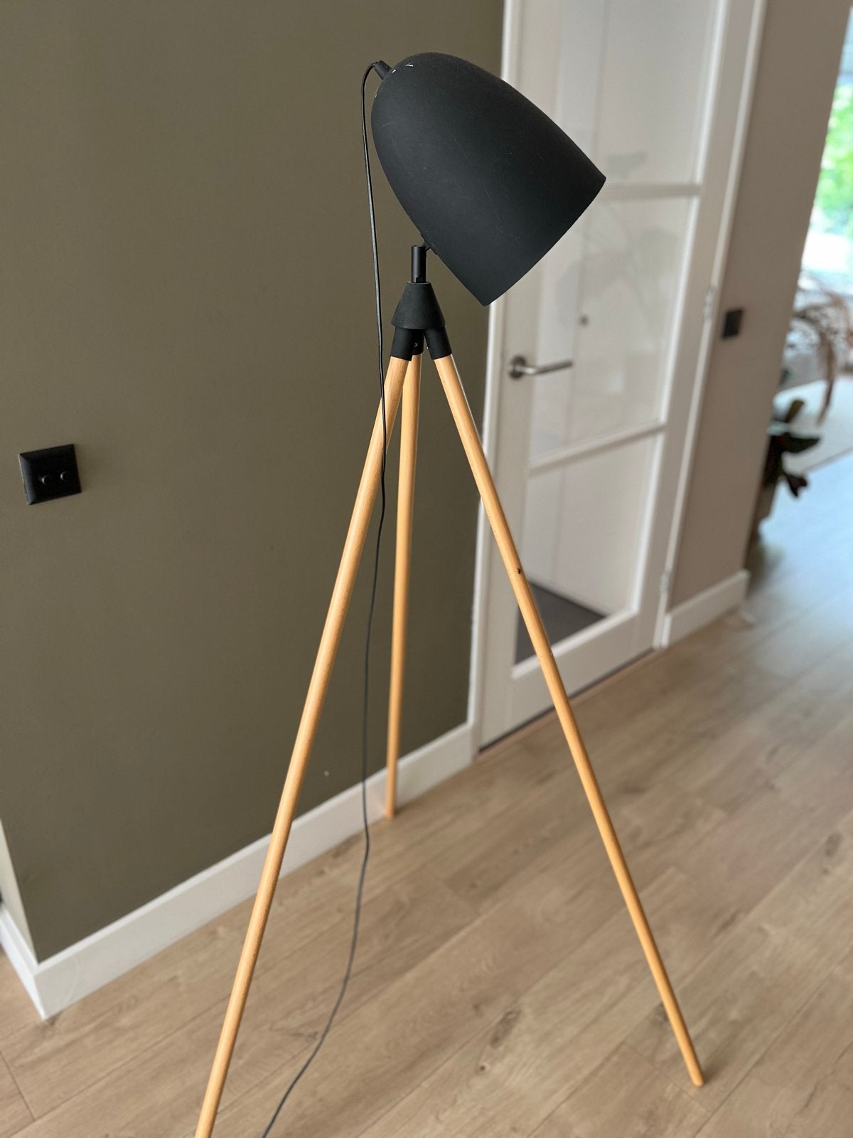 Moderne vloerlamp met houten statief en zwarte kap, Ophalen, Gebruikt, 100 tot 150 cm, E27 (groot)
