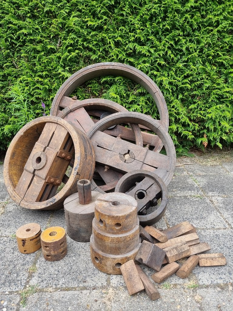 Antieke houten aandrijfwielen, Ophalen