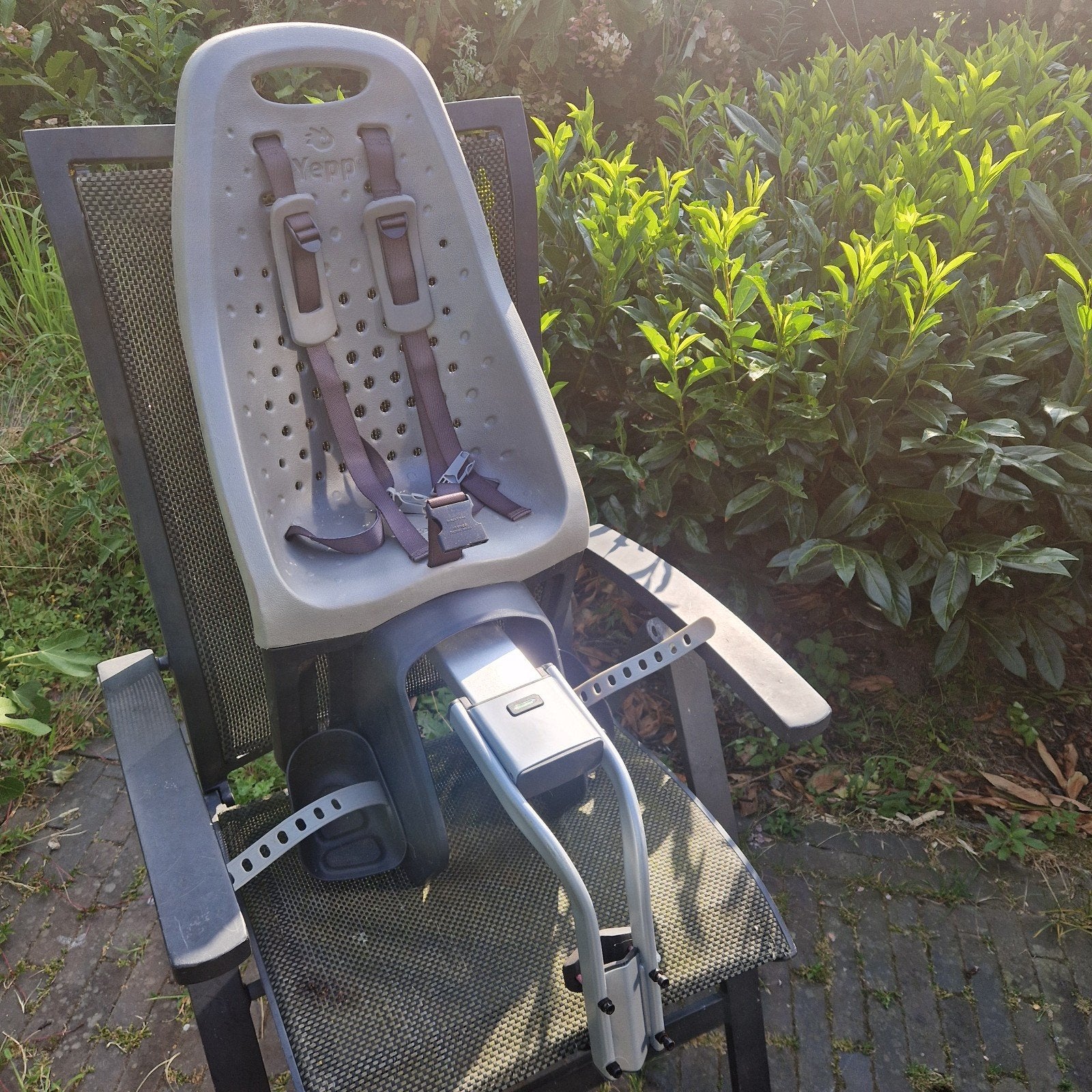 Grijs thule Yepp achterstoeltje, Fietsen en Brommers, Achterzitje, Voetsteuntjes, Ophalen of Verzenden, Zo goed als nieuw