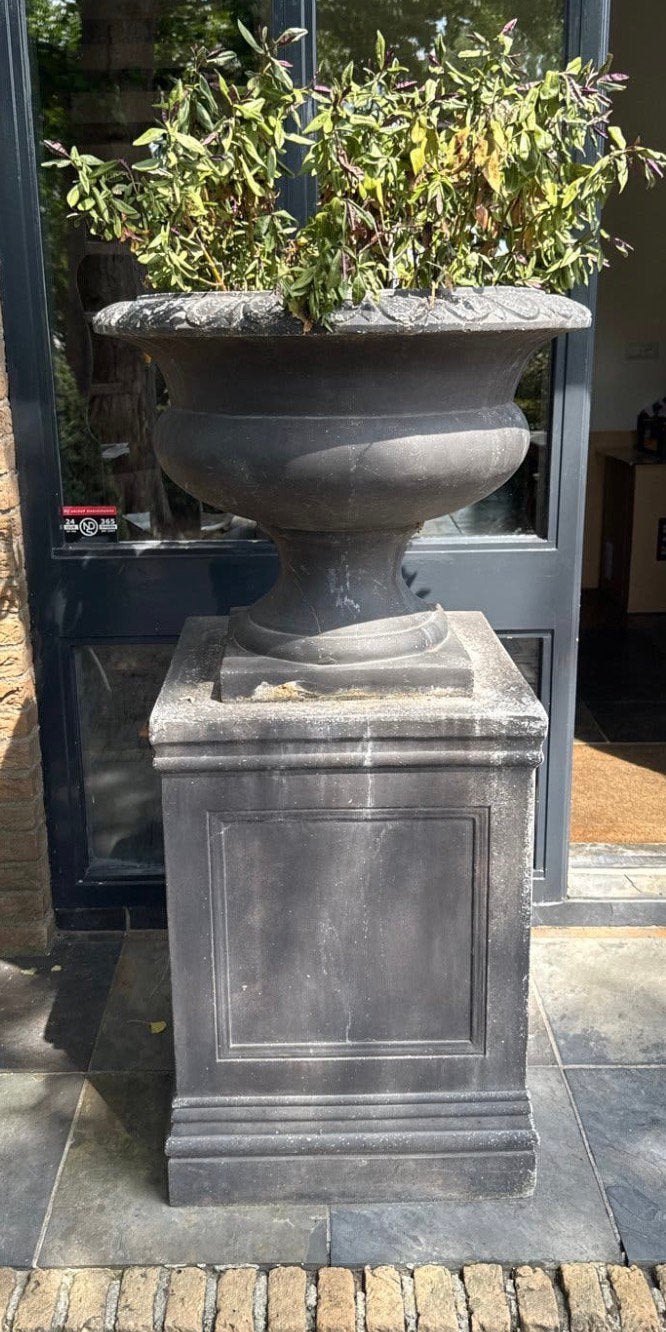 Te koop gevraagd. Betonnen pot met sokkel, Ophalen, Zo goed als nieuw
