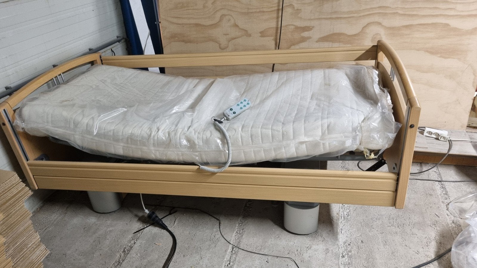Verstelbaar (senioren) eenpersoonsbed met afstandsbediening, Ophalen, 90 cm, Eenpersoons, Bruin