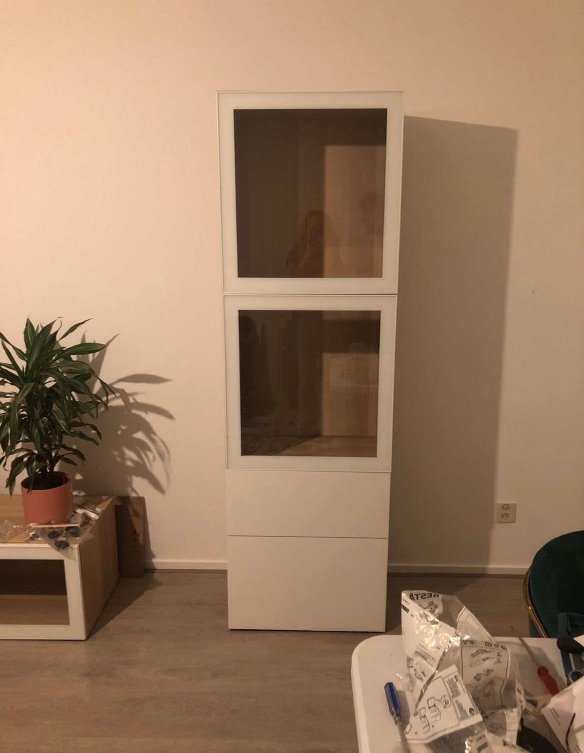 Set vitrinekast en tvmeubel BESTA IKEA wit eiken, Ophalen, Met deur(en), 50 tot 100 cm, Zo goed als nieuw