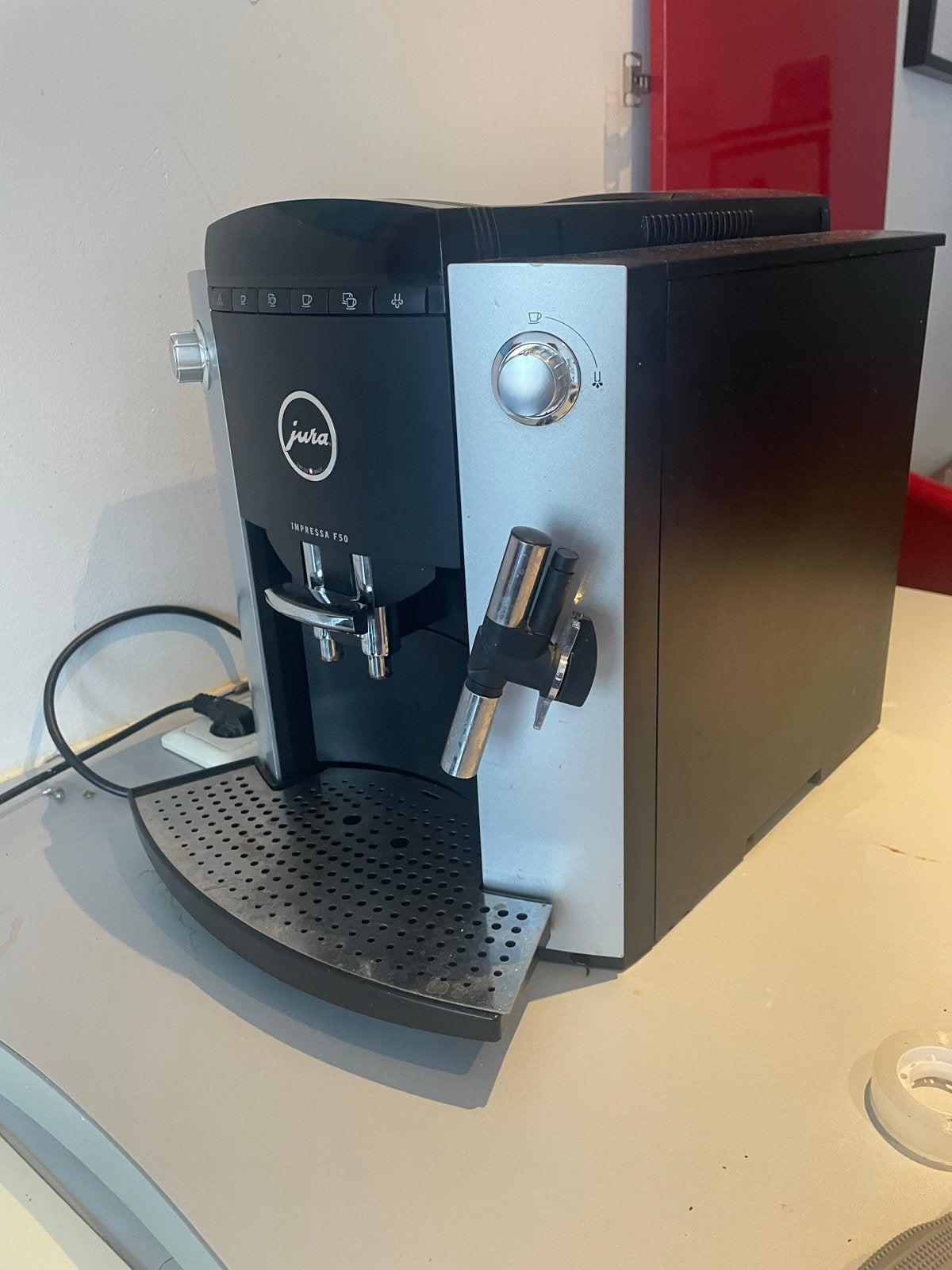 Jura Impressa F50 Koffiemachine, Witgoed en Apparatuur, Koffiezetapparaten, Ophalen, Afneembaar waterreservoir, Koffiemachine