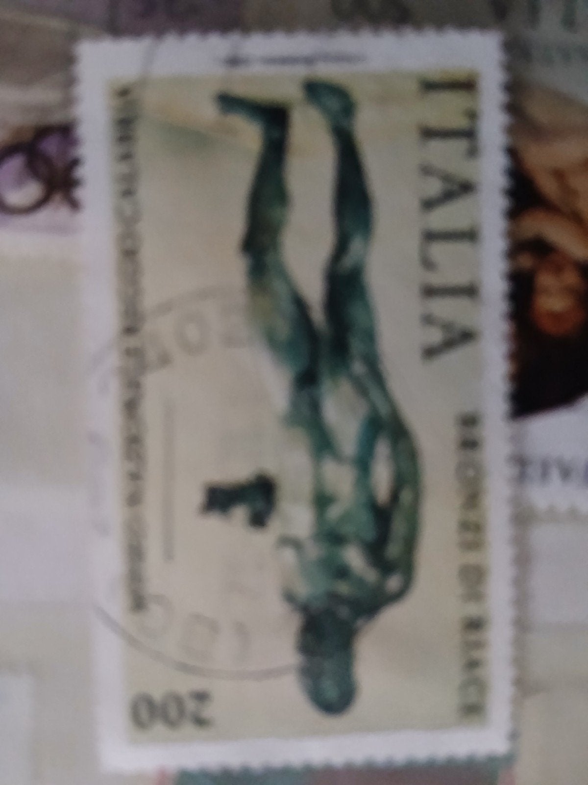 Gestempelde Italiaanse postzegel met bronzen beeld, Ophalen of Verzenden