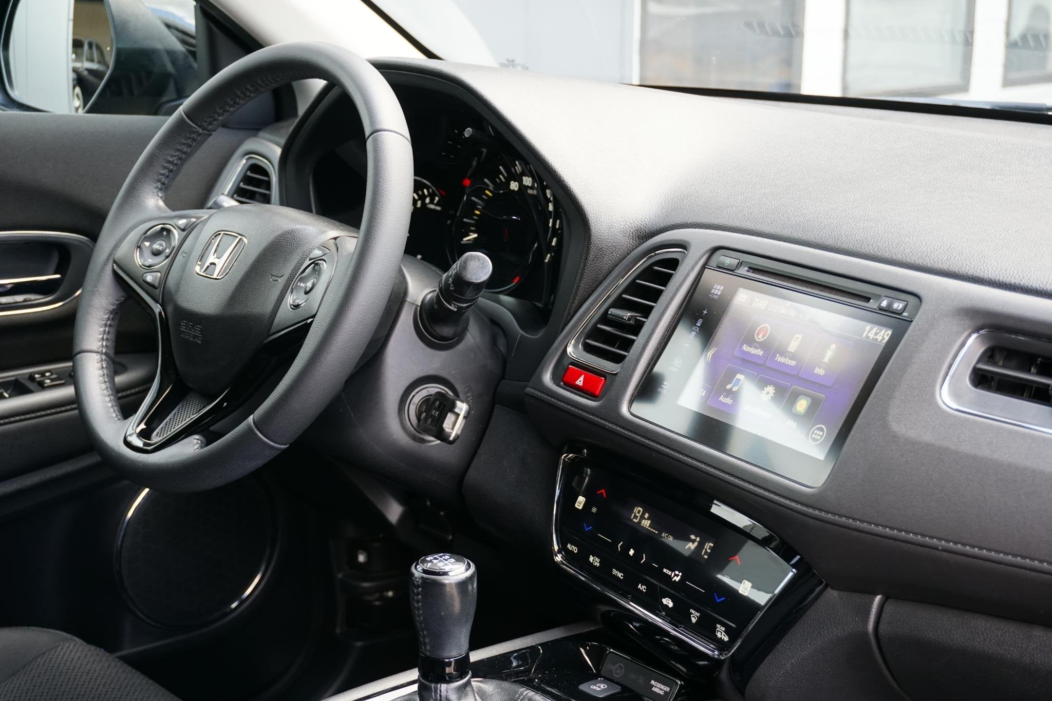 Honda HR-V 1.5 i-VTEC Executive + NAVI / DAB / SENSOREN / ST, Auto's, Stof, Euro 6, Zwart, Bedrijf