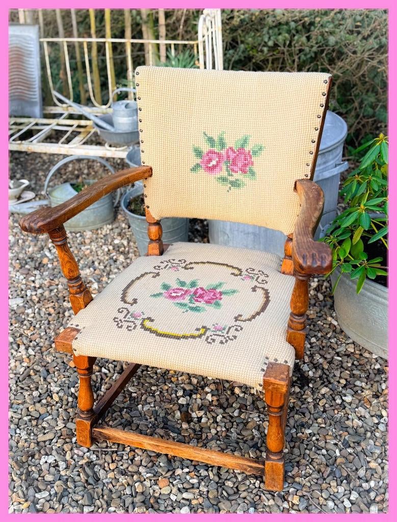 Brocante houten stoel geborduurd bloemenmotief bloemetjes, Antiek en Kunst, Antiek | Meubels | Stoelen en Banken, Ophalen
