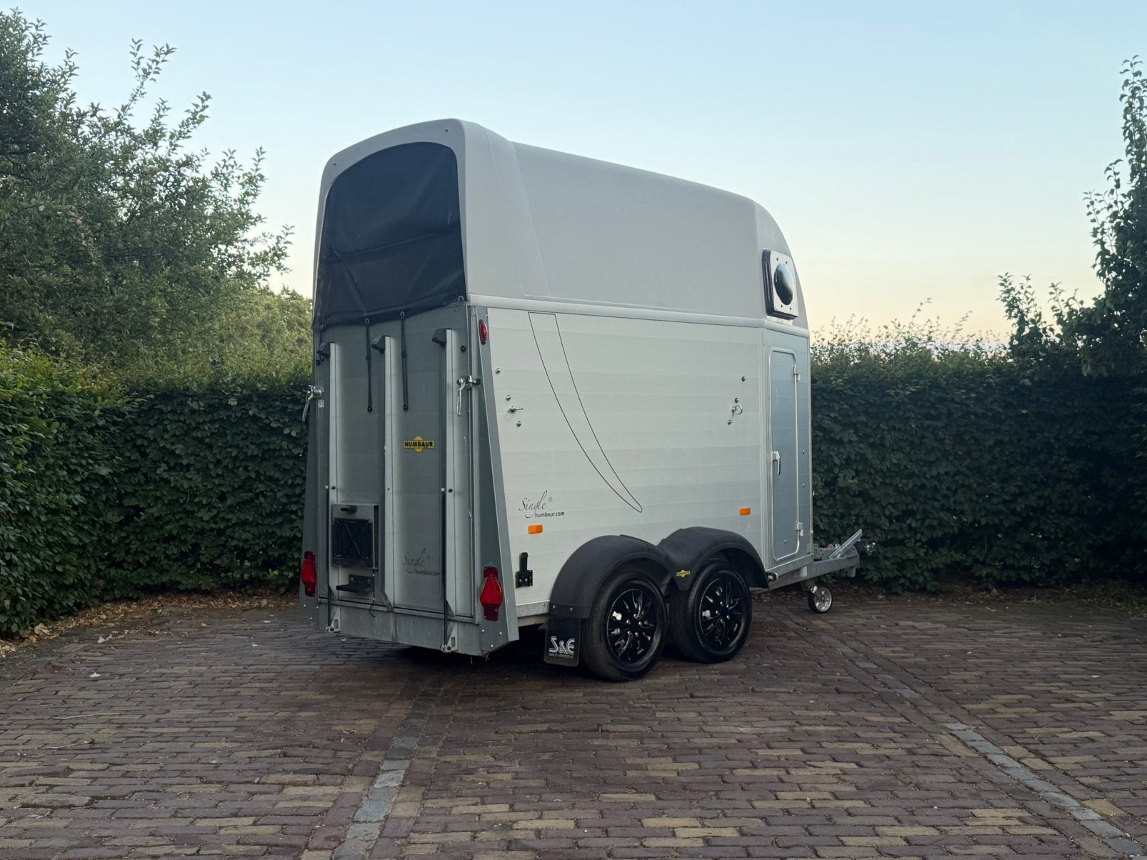 Mooie 1.5 paards humbaur single vol aluminium met zadelkamer, Ophalen, Aluminium, Zo goed als nieuw, 5453SL