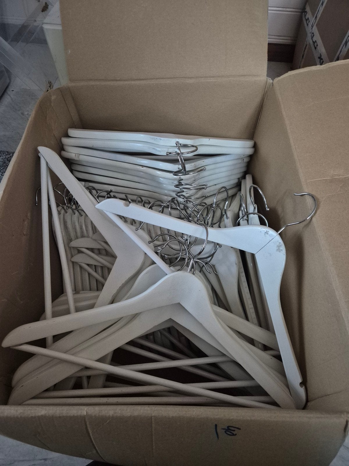 Grote partij van 1000 witte kledinghangers, Ophalen, Gebruikt, Hout, Volwassenen