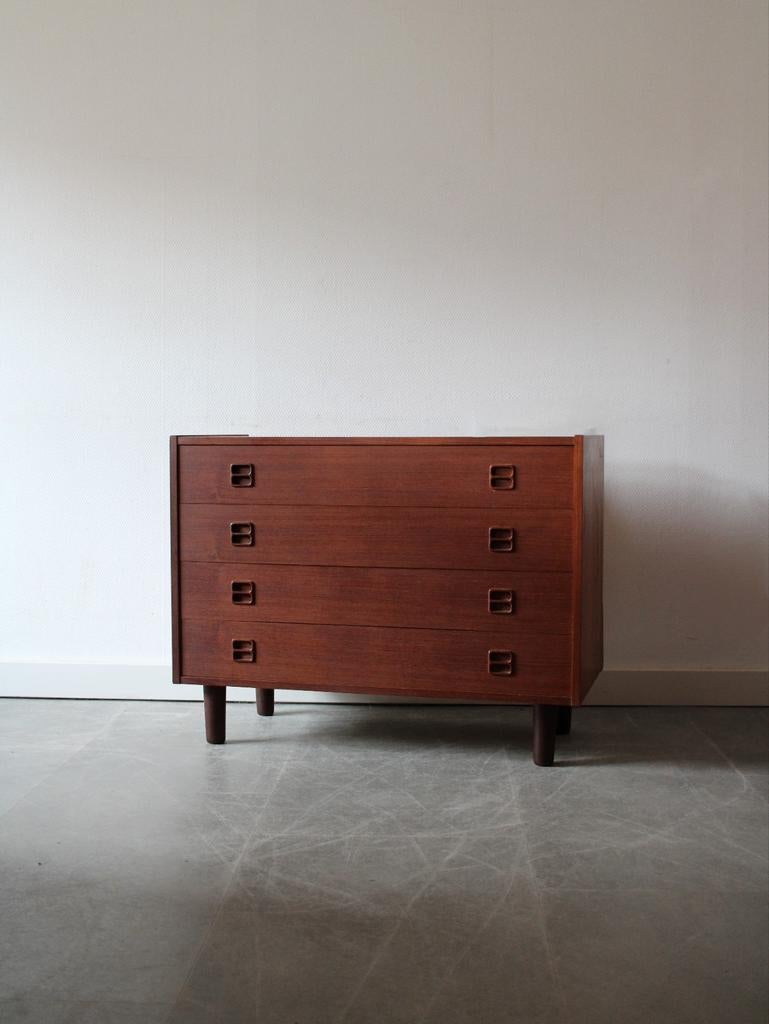 Vintage Deense ladekast in teak, Ophalen, 50 tot 100 cm, Zo goed als nieuw, 3 of 4 laden