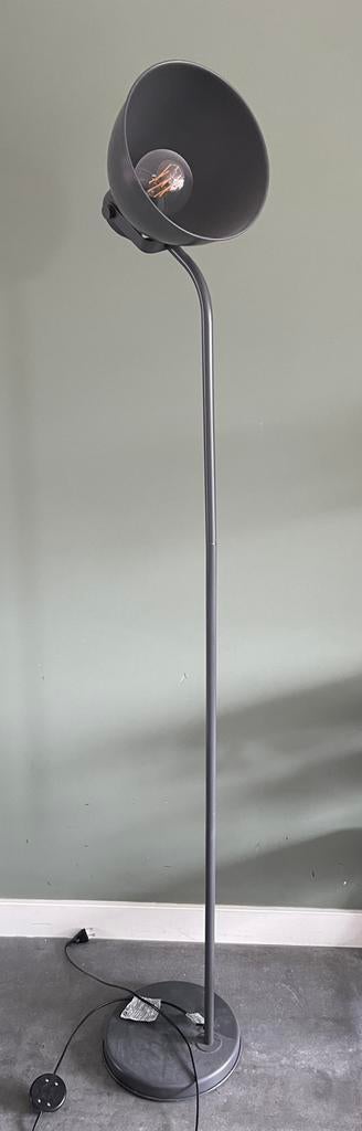 Grijze industriële lamp staand, Ophalen, Zo goed als nieuw, Metaal, 150 tot 200 cm
