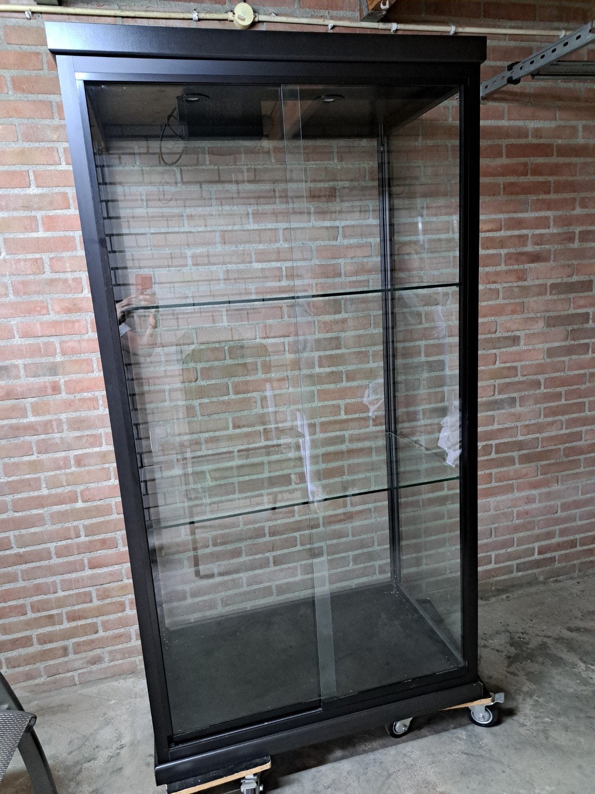 Mooie zwarte aluminium vitrine met glas., Ophalen, 50 tot 100 cm, 150 tot 200 cm, 25 tot 50 cm