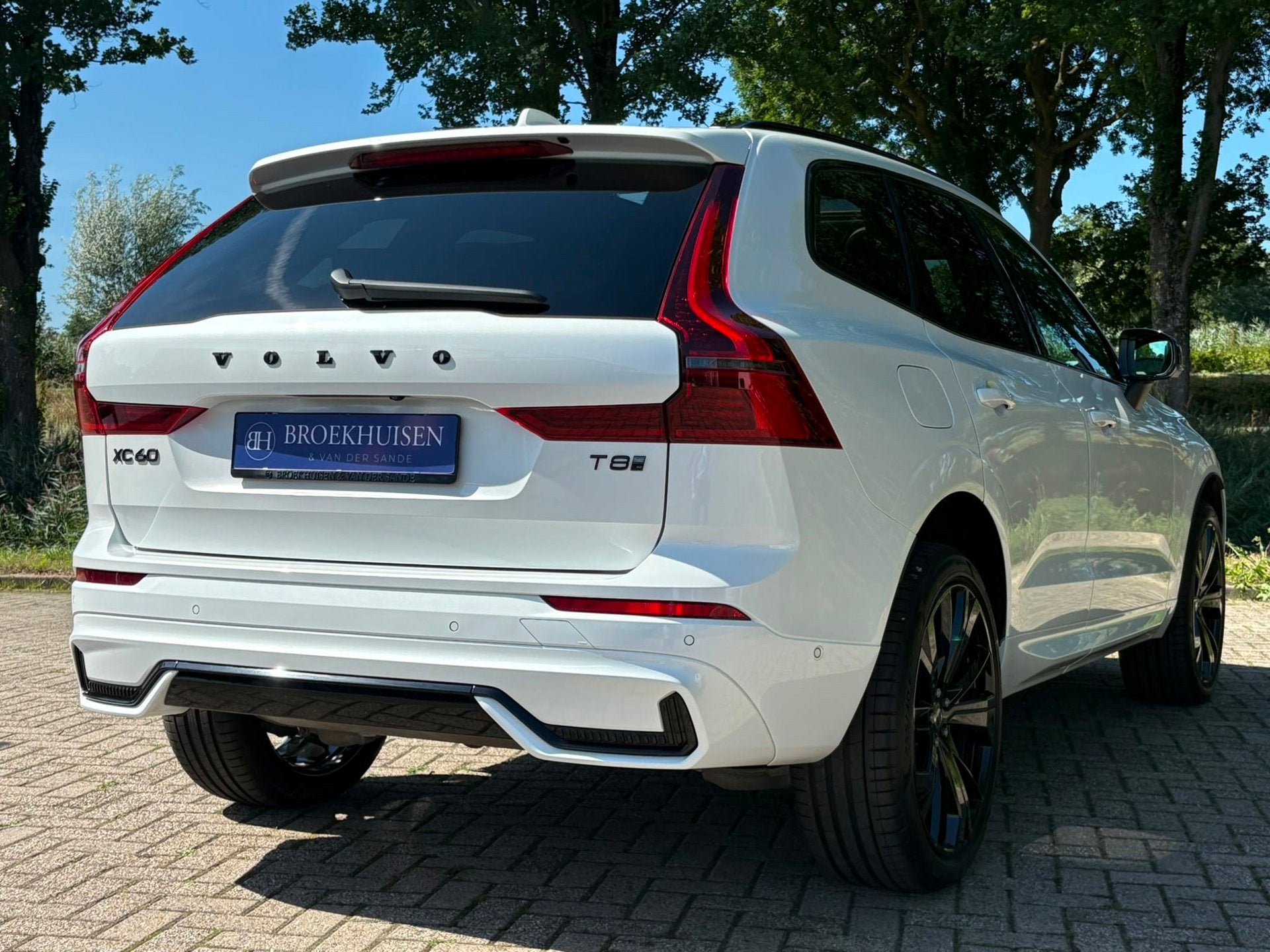 Volvo XC60 2.0 T8 Plug-in hybrid AWD NW MODEL Ultra Black Ed, Auto's, Automaat, Dealer onderhouden, Gebruikt, Zwart