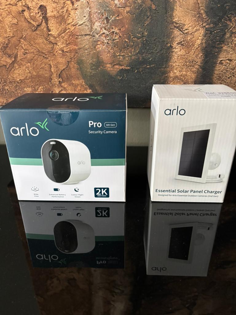 1 Arlo Pro 6 camera + Zonnepaneel beiden nieuw!, Ophalen, Zo goed als nieuw
