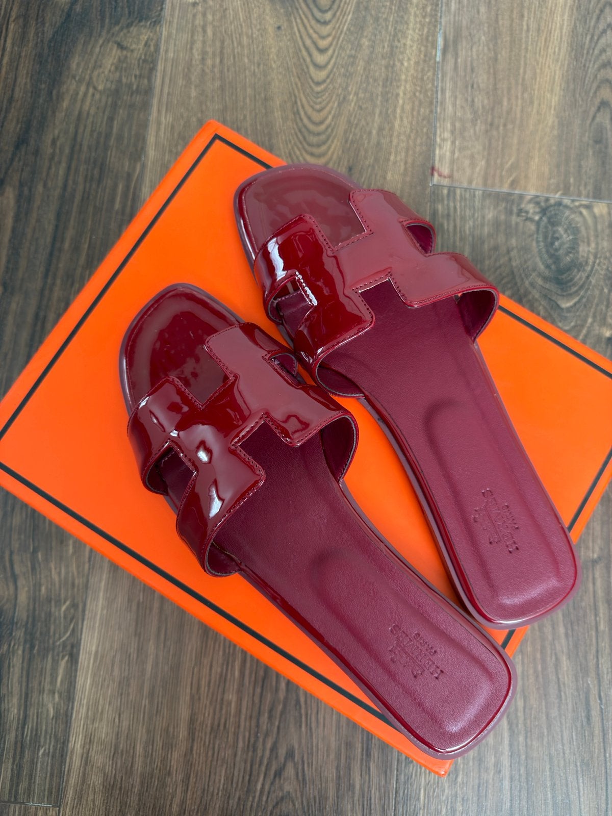 Hermès Oran Slippers Bordeauxrood Lakleer, Kleding | Dames, Schoenen, Slippers, Nieuw, Ophalen of Verzenden, Rood