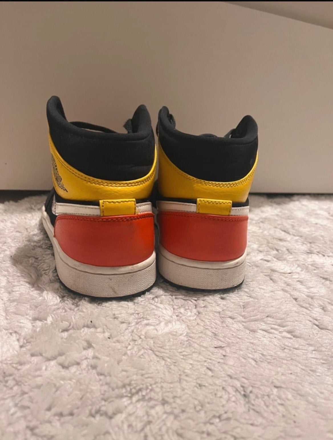 Nike Air Jordan 1 Mid SE GS Zwart Geel Oranje, Verzenden, Gedragen, Zwart, Sneakers of Gympen