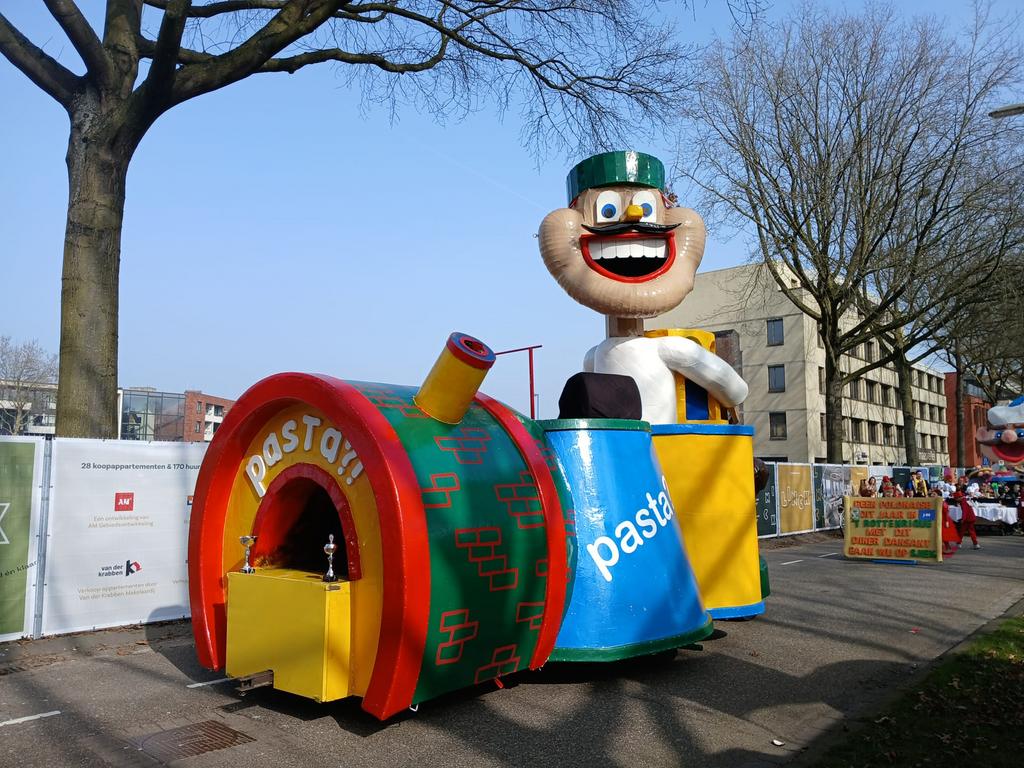 Carnavalswagen met kleurrijke groep Thema: Pasta?!, Hobby en Vrije tijd, Feestartikelen, Gebruikt, Carnaval, Ophalen