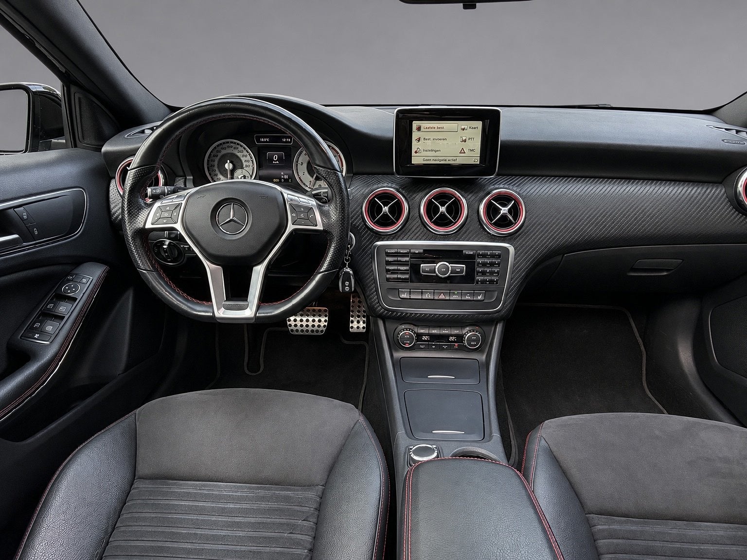 Mercedes-Benz A-klasse 180 Automaat AMG 45 styling, panorama, Auto's, Gebruikt, 4 cilinders, 695 kg, A-Klasse