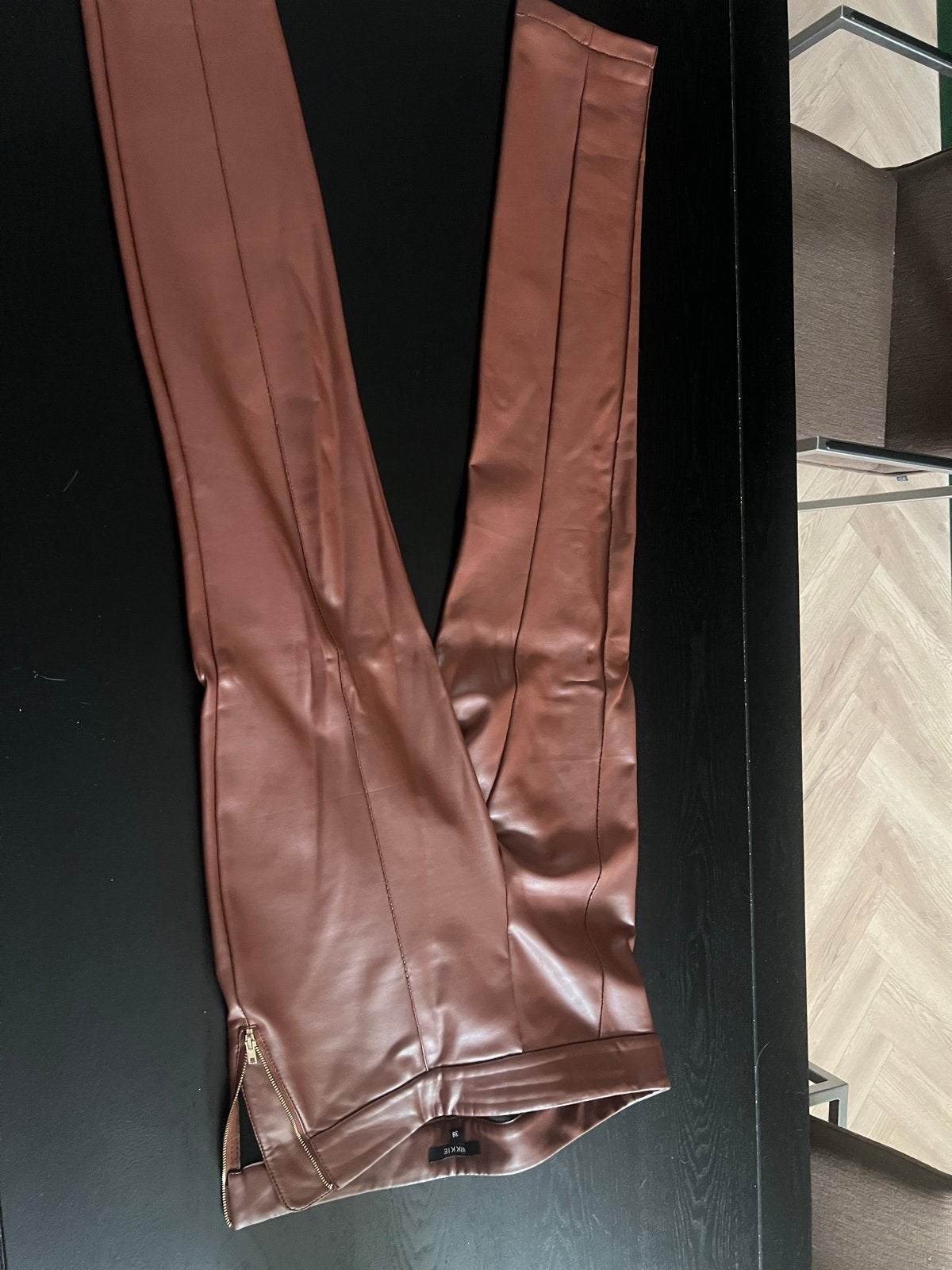 Bruine vegan leren broek met ritsdetails, Maat 38/40 (M), Bruin, Ophalen of Verzenden, Zo goed als nieuw