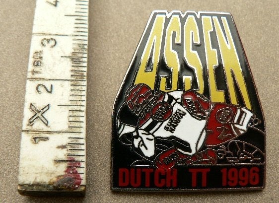 oude motorpin TT ASSEN uit 1996    (nr53), Verzamelen, Ophalen of Verzenden, Zo goed als nieuw, Sport, Speldje of Pin