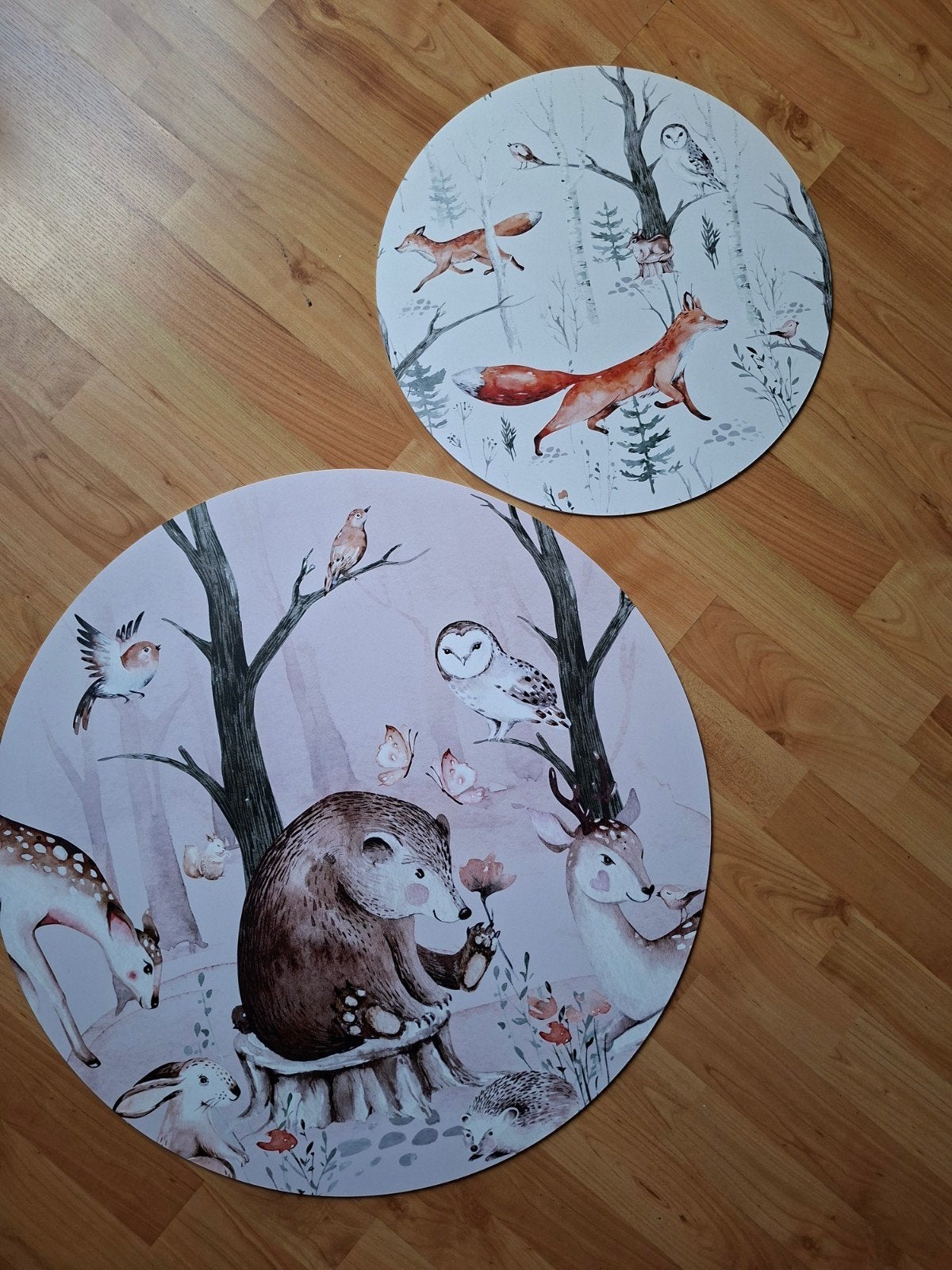 2 ronde wanddecoraties met bosdieren - Nieuwstaat, Huis en Inrichting, Ophalen, Hout, Gebruikt, Meerkleurig