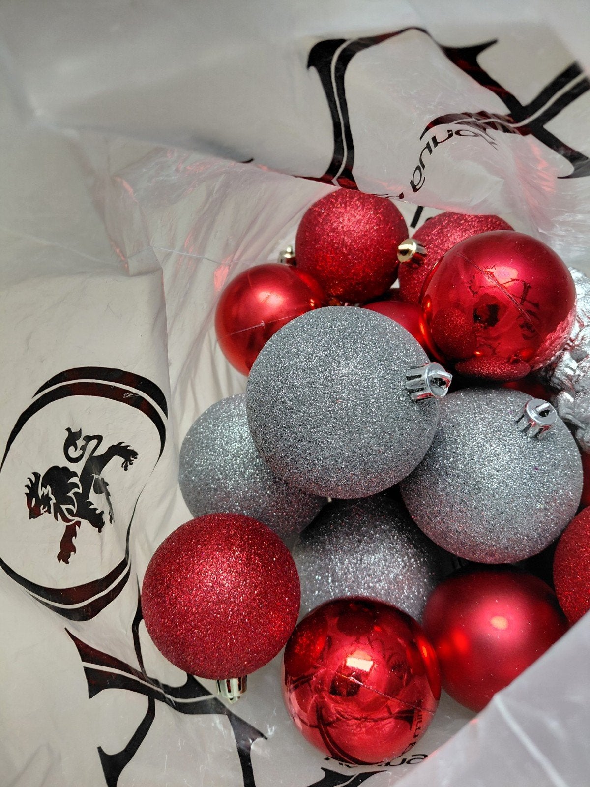 rood en zilveren kerstballen, Ophalen