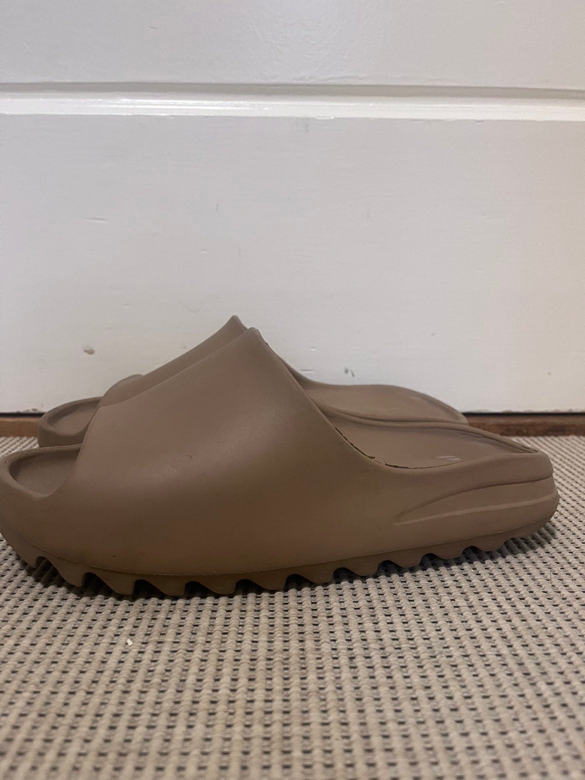 Yeezy slides, Kleding | Heren, Schoenen, Slippers, Bruin, Ophalen of Verzenden, Zo goed als nieuw
