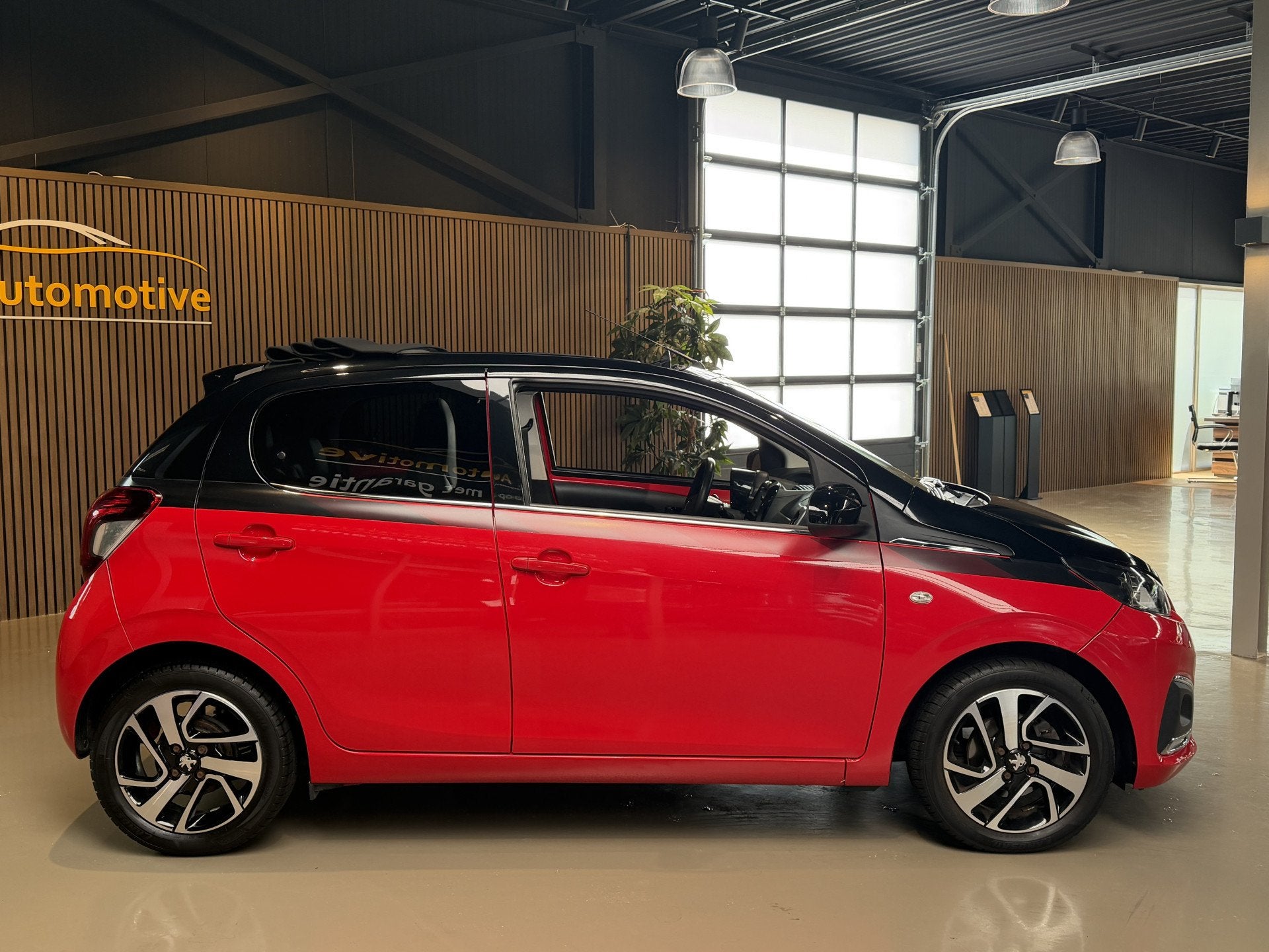 Peugeot 108 1.2 Puretech Allure TOP! (bj 2015), Voorwielaandrijving, Gebruikt, 1199 cc, 23 km/l